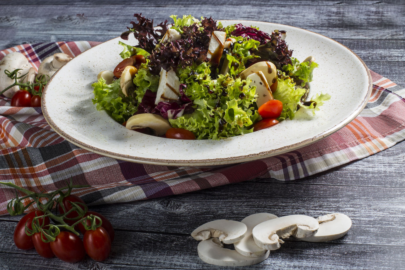 George's Steak House - Μπιφτεκούπολη - Ανάμεικτη σαλάτα με λόλα, ραντίτσιο, πικάντικα μανιτάρια, μανούρι και παλαιωμένο βαλσάμικο.