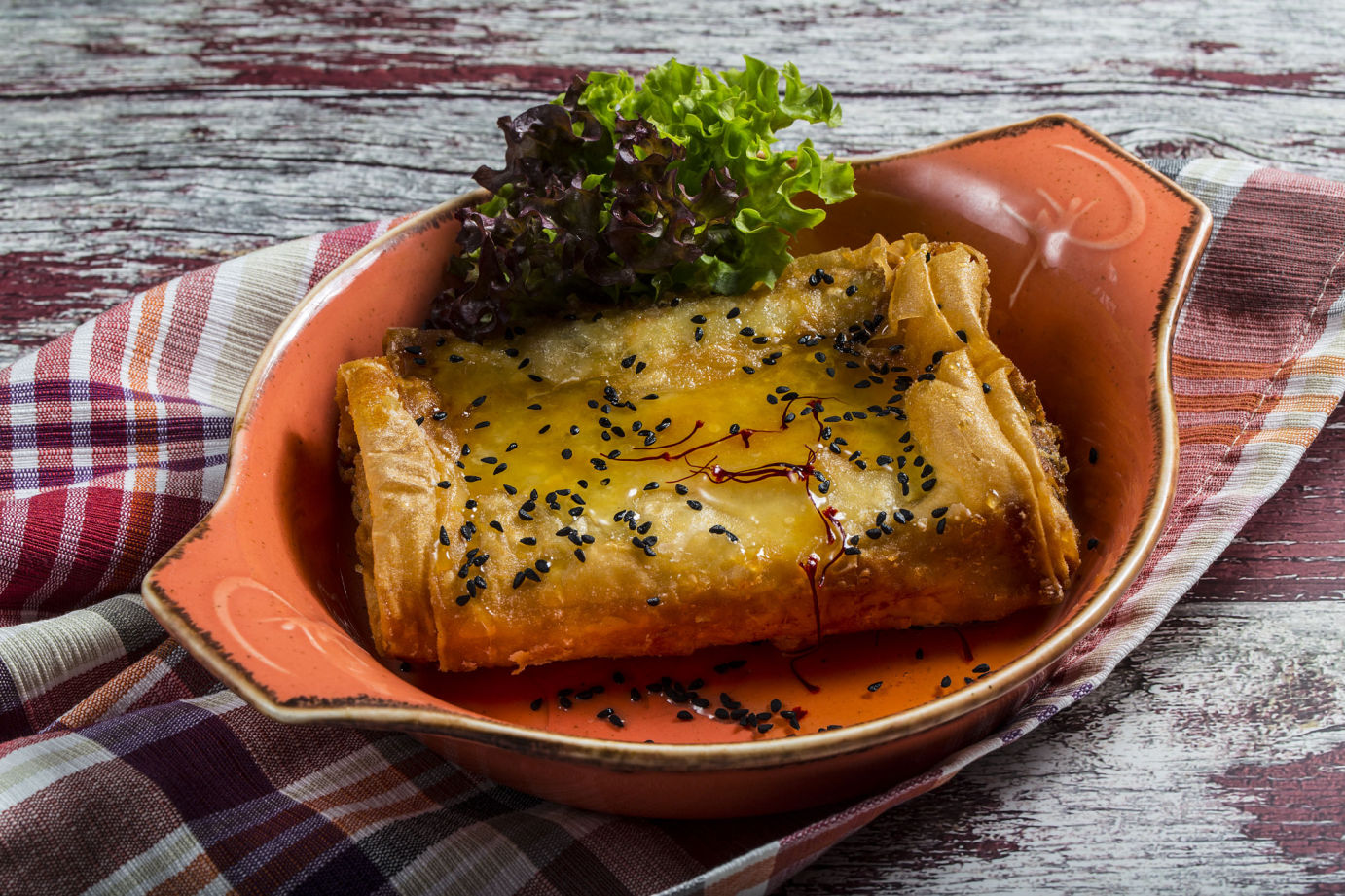 George's Steak House - Μπιφτεκούπολη - Τυλιχτό κατσικίσιο τυρί & μανούρι σε φύλλο κρούστας με σιρόπι σαφράν και μαύρο σουσάμι.